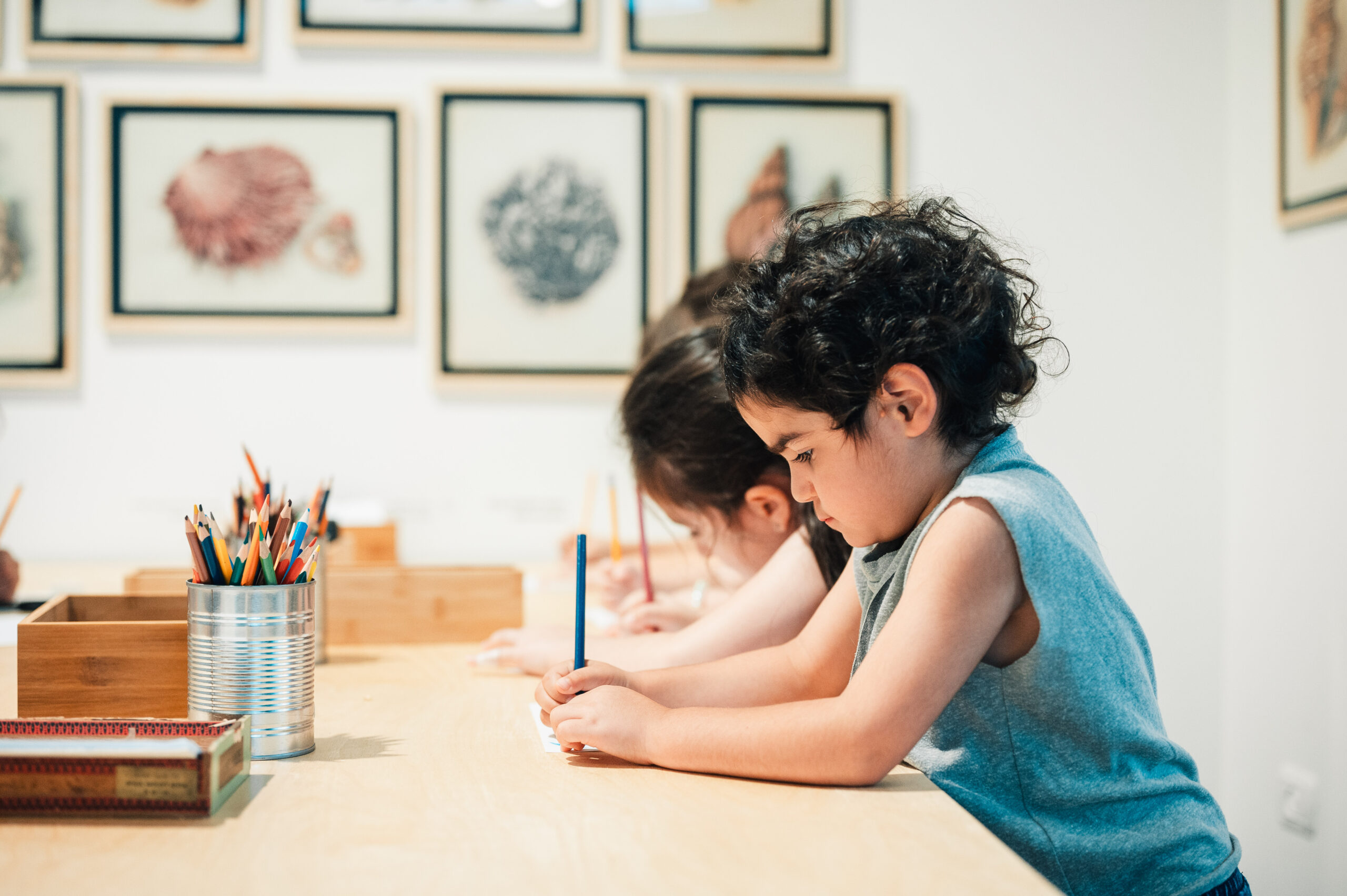 ילדים מציירים בדף על שולחן